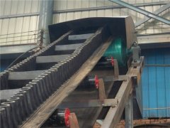 大傾角皮帶輸送機(jī)的特點